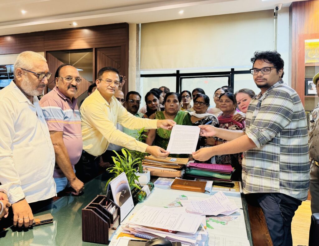 लाजपत नगर में लोग गंदे पानी पीने को मजबूर, बारिश का पानी निकालने के लिए दिया ज्ञापन